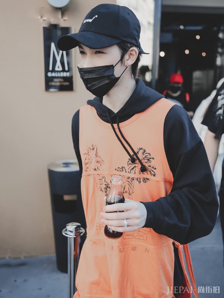 朱正廷卫衣开叉,Justin衣服破洞,“乞丐风”又要火?