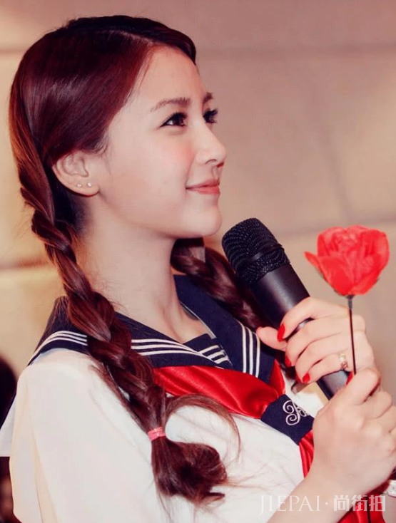 杨颖早年学生造型曝光,扎麻花辫穿学生服很灵气,果然天生丽质