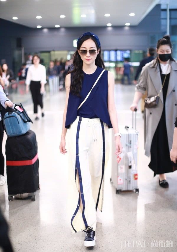 夏日海边度假穿搭,碎花裙花衬衫无袖上衣,清凉时尚拍照好看