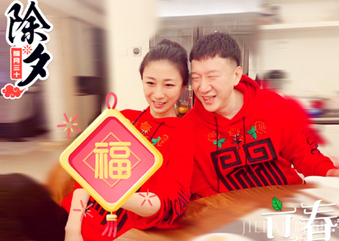 孙红雷与老婆逛街全程帮忙拎包,34岁娇妻穿着清凉大长腿抢镜