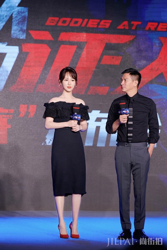 杨紫秀综艺新私服,穿衬衫再打个结才时髦,系发带后气质更好了