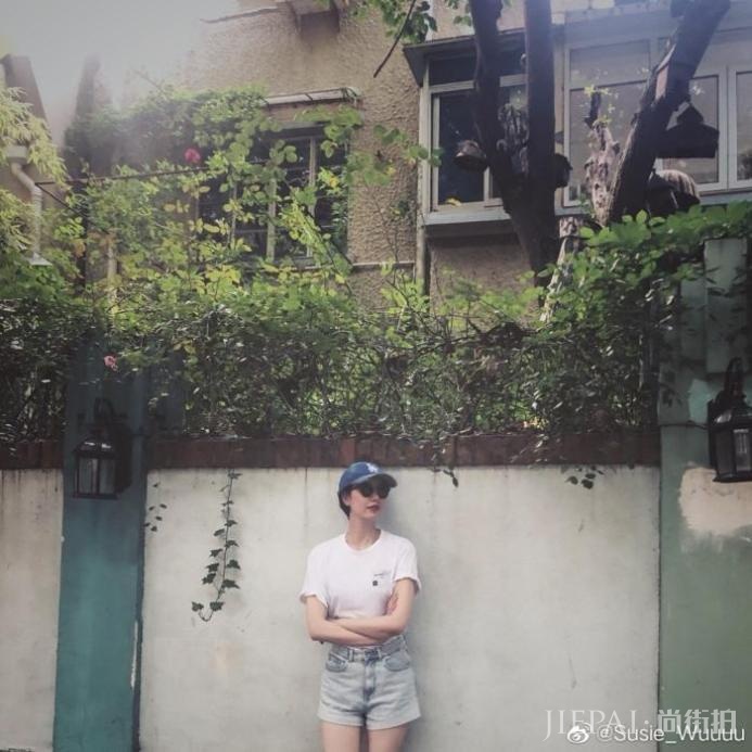 李亚鹏女友街头拍美照,大长腿比王菲惊艳,五官撞脸高圆圆