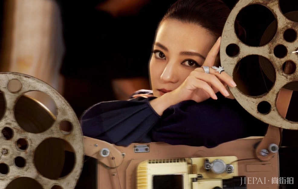 没想到赵薇也是高级脸,头发后梳穿黑色轻纱裙,侧颜线条太完美了