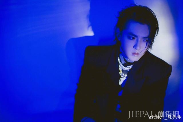 吴亦凡绯闻前任再作妖?小G娜1句话成热点,蹭热度发文再成赢家