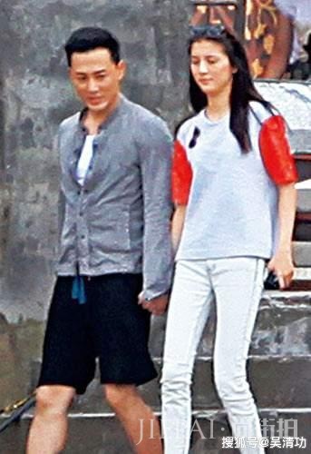林峯和现女友张馨月七夕秀恩爱,前女友吴千语晒“美背照”回应