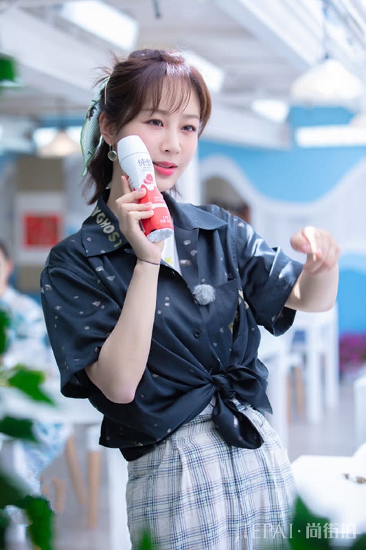 杨紫秀综艺新私服,穿衬衫再打个结才时髦,系发带后气质更好了