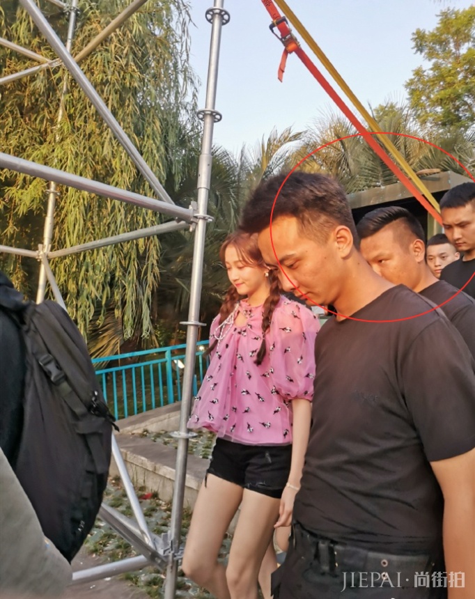 关晓彤超短裤白皙长腿吸睛,多名保镖护卫不许粉丝靠近阵容强大