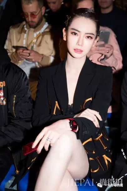 到底是什么神仙眼影盘,能让戚薇用到铁皮