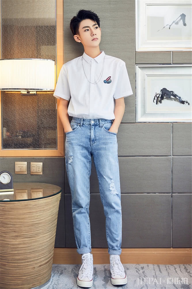 18岁刘家祎私服清爽帅气，不戴眼镜好高冷，跟林磊儿判若两人