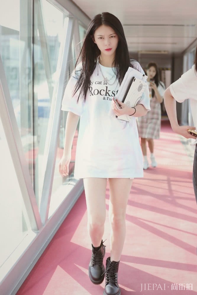 傅菁机场街拍穿T恤玩下衣失踪太吸睛，配黑色短靴大秀漫画腿
