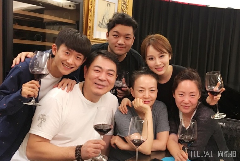 《家有女儿》小雨回归?三年考北影终如愿,瘦身成功撞脸刘青云