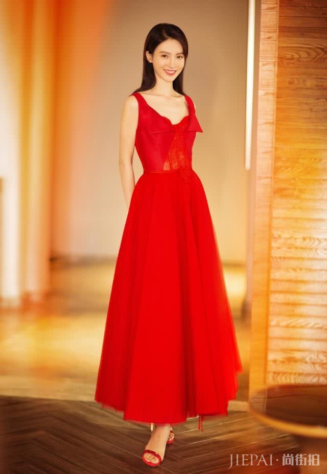 金晨最新打扮美出新高度!一袭红裙明艳动人,仙女身材实至名归