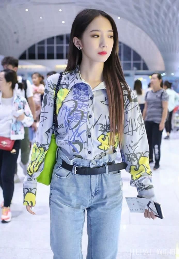 跟孟美岐这穿搭法，混搭时尚又显高级，少女魅力无比