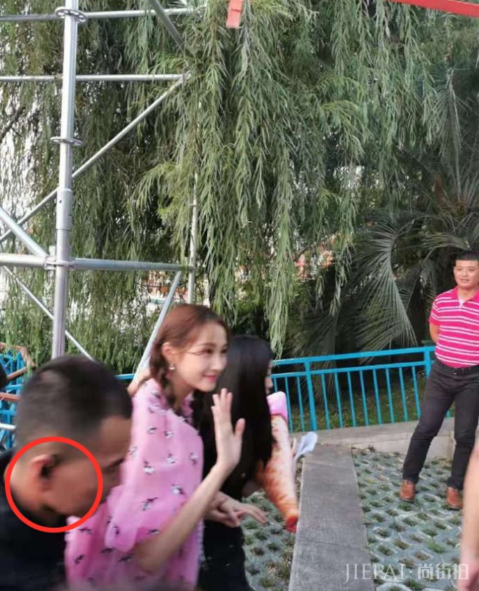 关晓彤超短裤白皙长腿吸睛,多名保镖护卫不许粉丝靠近阵容强大