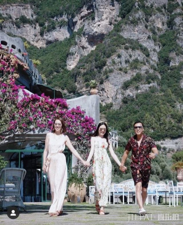甄子丹全家出游享亲情乐独缺长子，15岁女儿175CM很抢镜