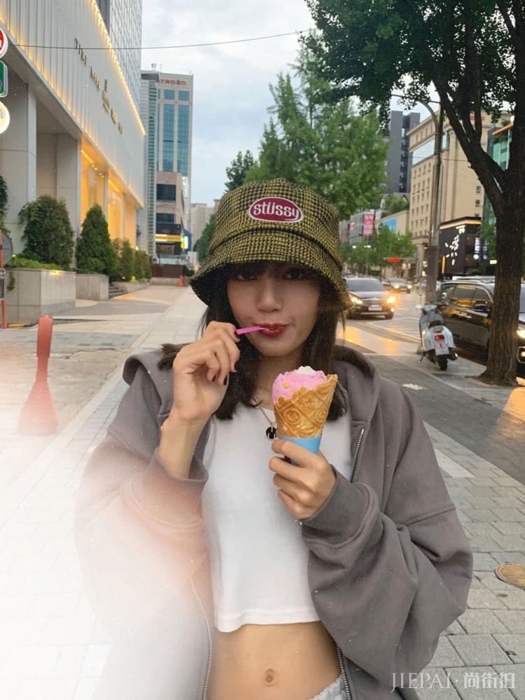 Lisa和Jennie,同穿一件拉链外套,美得不相上下