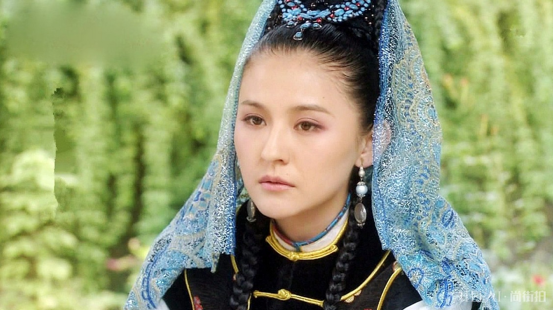 从吊带风波、抑郁症,到“邀”狗仔进屋喝一杯,热依扎终于火了