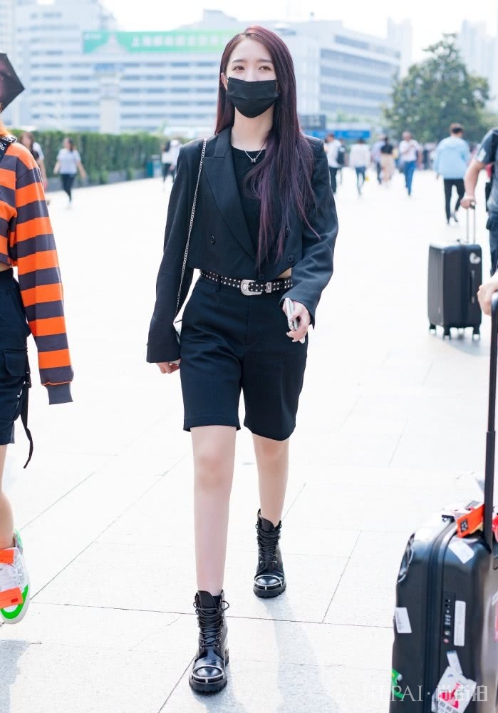 孟美岐穿紫色衬衫玩下衣失踪,斜扎麻花辫变温柔少女