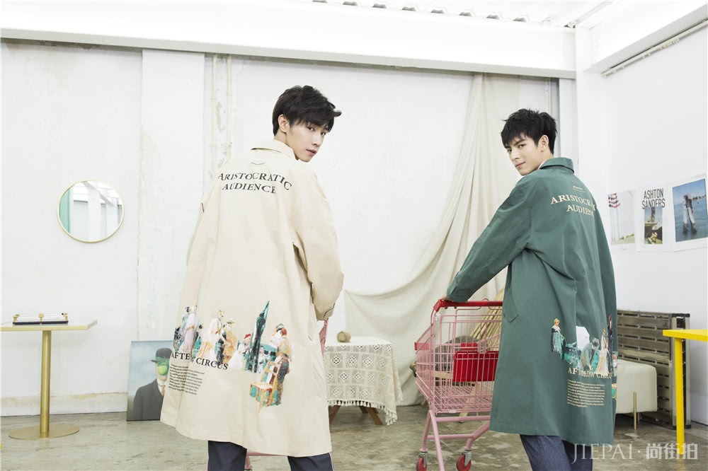 晓星尘薛洋剧外拍写真,穿同款风衣气质翩翩,内搭条纹衫更显默契