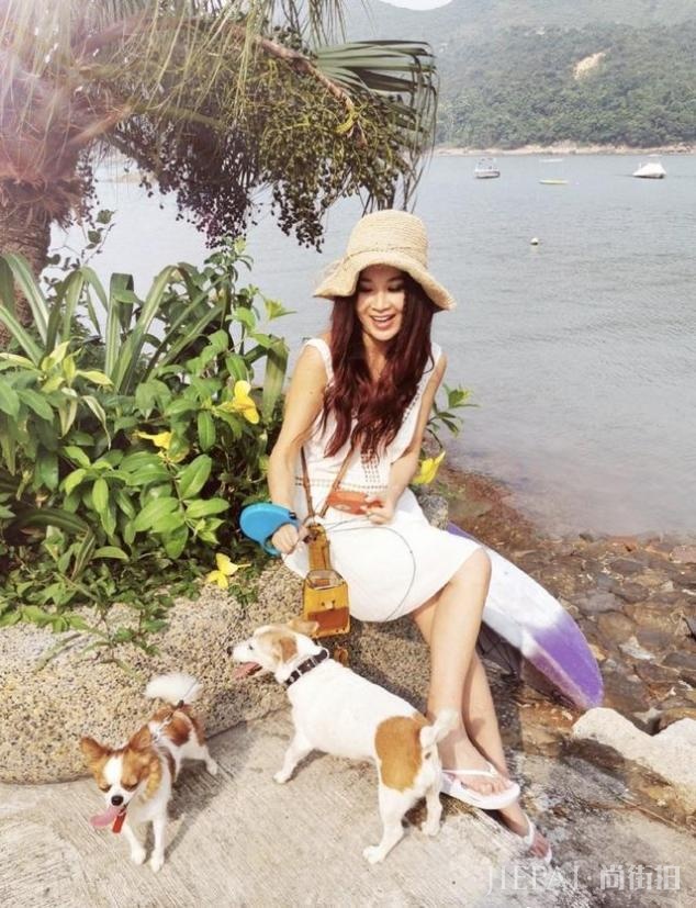 温碧霞晒全家福为养子庆生，称其是自己的小情人，嘴对嘴举止亲昵