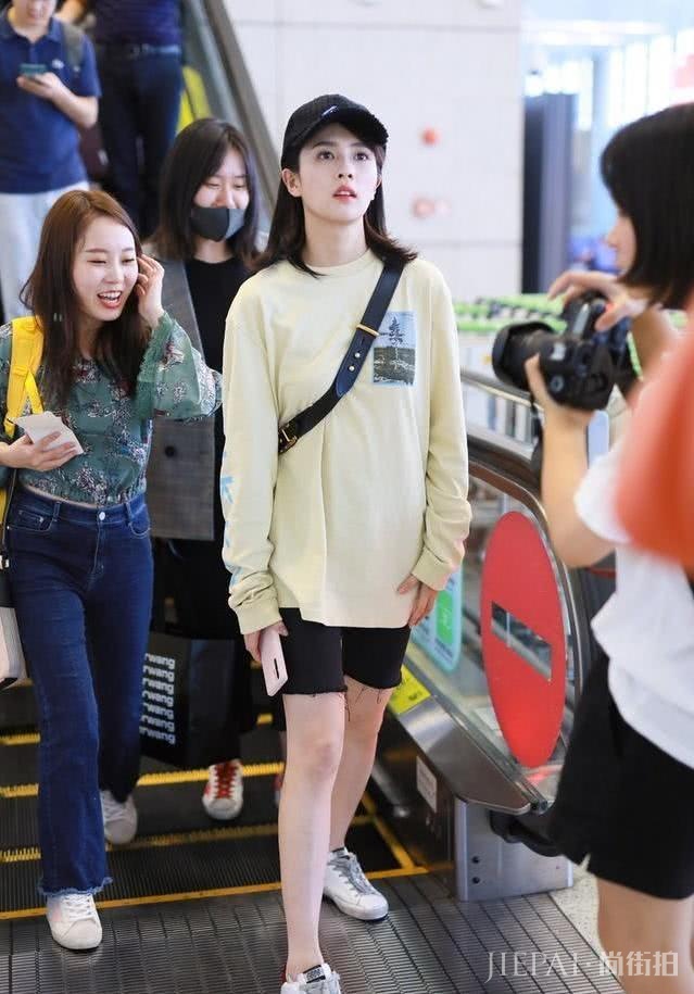 白鹿最新时尚硬照简直A到爆，扎“钢丝”辫秒变狂野少女