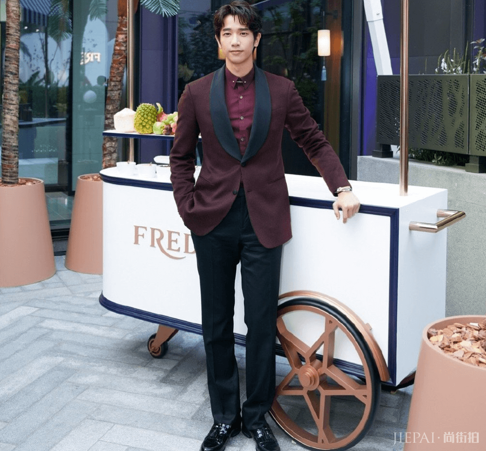他搭档郭雪芙出演新剧,成为男士西装穿搭范本