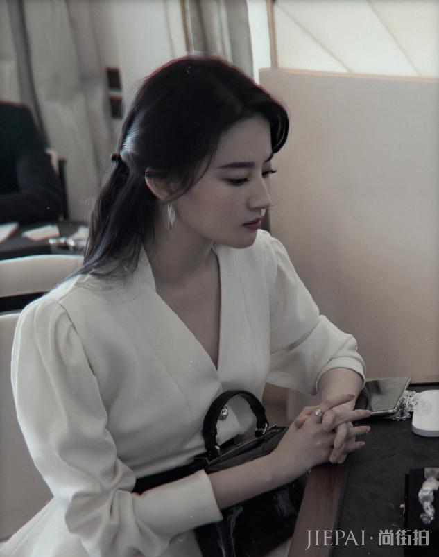 女明星示范,头发扎一半留一半,这些发型好打理还时髦
