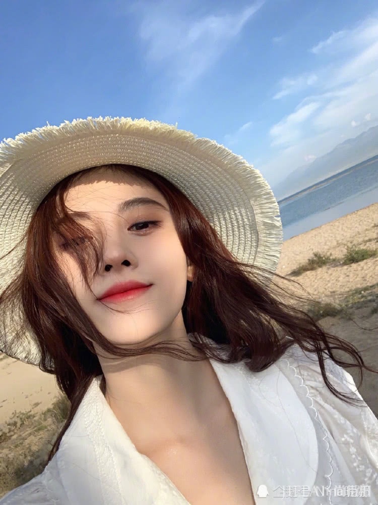 鞠婧祎旅行太节约,845短裙159穿成169,谁说她矮