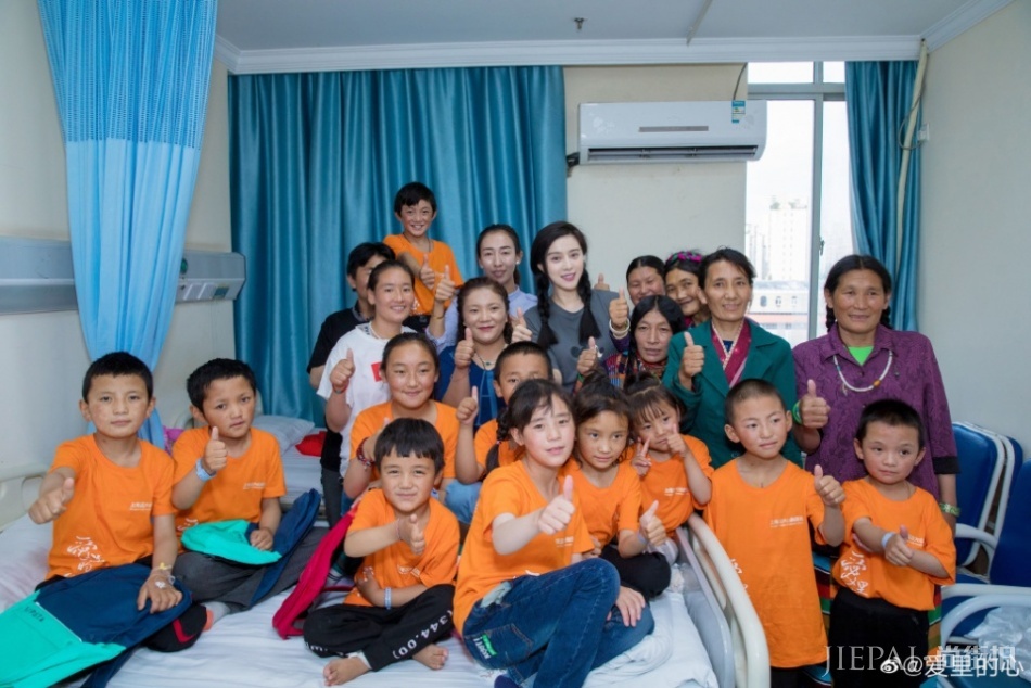 范冰冰现身医院做慈善，皮肤逆天，比小朋友们还嫩