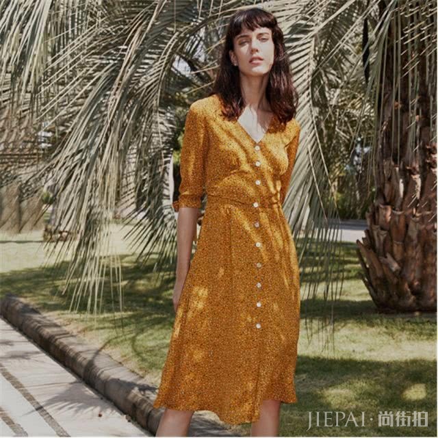 女人过了50岁不服老!初秋可以买这3款裙子,减龄更显气质