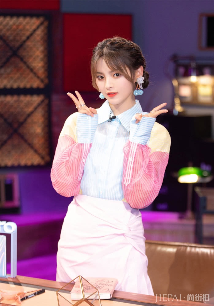 杨超越穿撞色衬衫释放少女感,混搭半裙秀美腿,耳朵戴俩绣球真甜