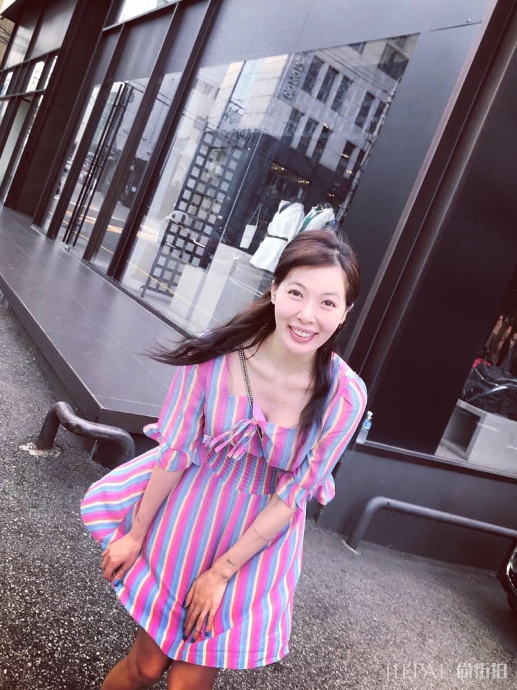 金泫雅身穿粉色条纹裙,抹口红素颜出街太有型