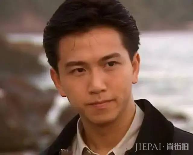 内地投资身家过亿，54岁温兆伦带嫩妻回港买楼，曾有8段情史