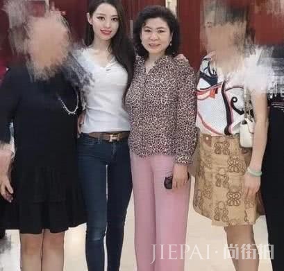 郎朗妈妈正脸曝光!同框吉娜穿粉色豹纹太时尚,比儿媳还要亮眼