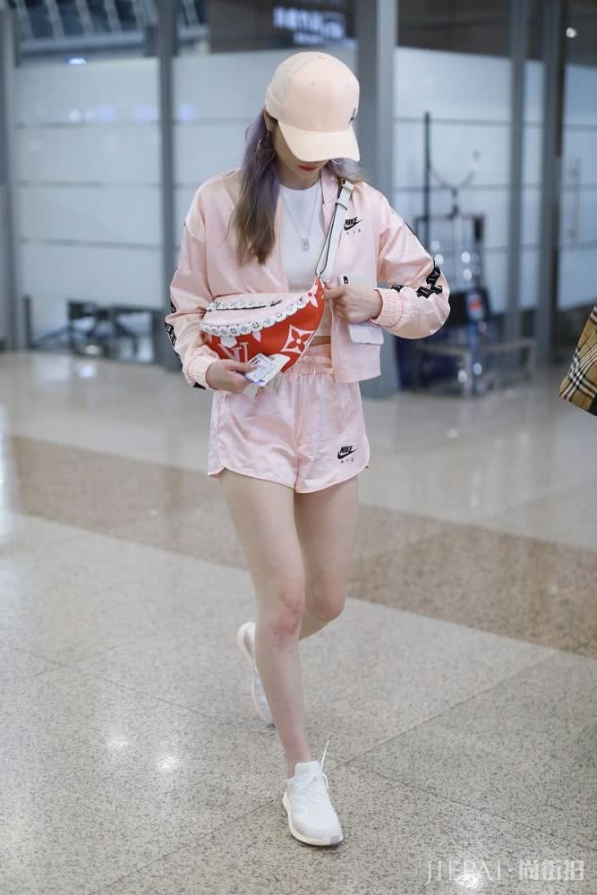 周洁琼不仅身材好,皮肤更好,穿POLO衫搭配短裙秀大腿