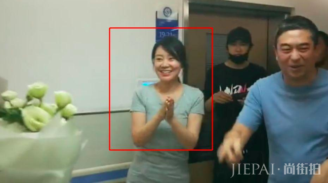 48岁闫妮身材管理严格,素颜化妆照差别巨大,网友直呼判若两人\t