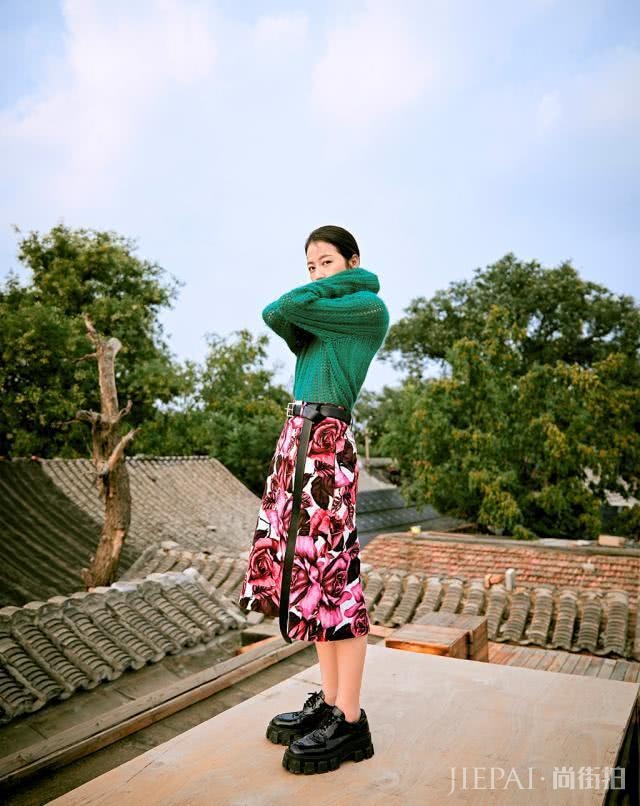 周雨彤解锁夏末秋初穿搭！或温柔或率性或飒爽，百变风格随意切换