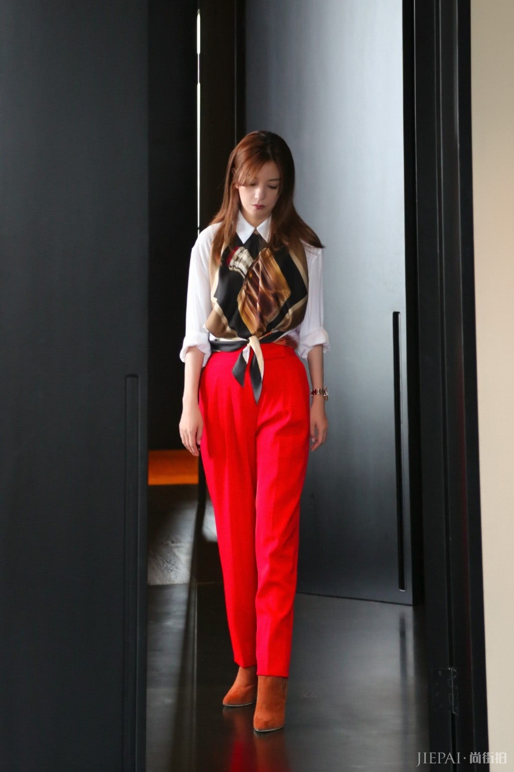 没想到赵薇也是高级脸,头发后梳穿黑色轻纱裙,侧颜线条太完美了