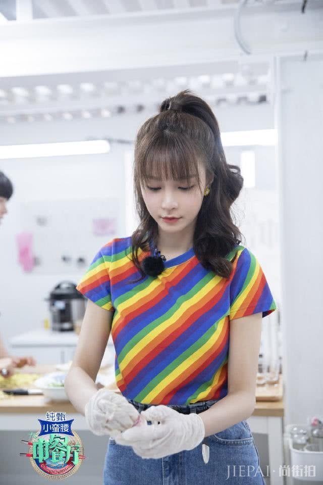 沈梦辰穿元气彩虹装秀长腿，美到认不出