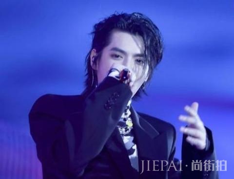 吴亦凡恋情曝光后,女友全面被深扒,前男友和同学全出来爆料了!