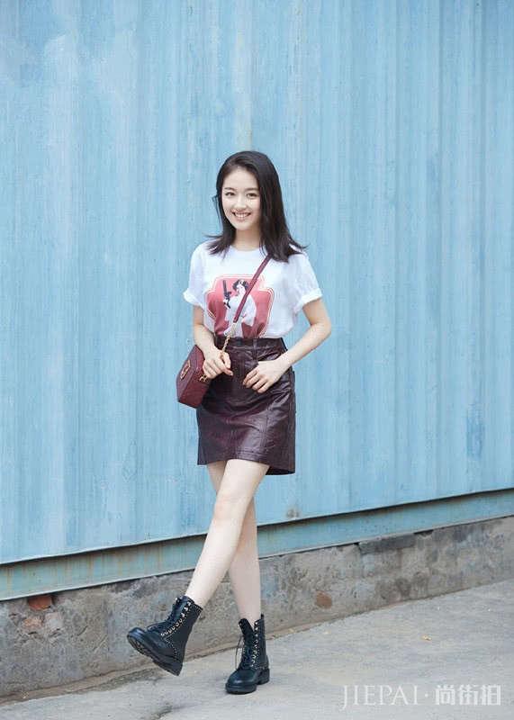 李兰迪穿印花T恤搭A字裙，长发披肩气质太好