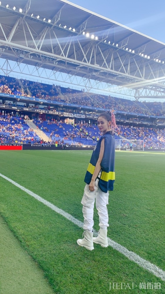 张天爱“登陆”西甲玩嗨啦，白裤白靴为武磊打call撩人心弦