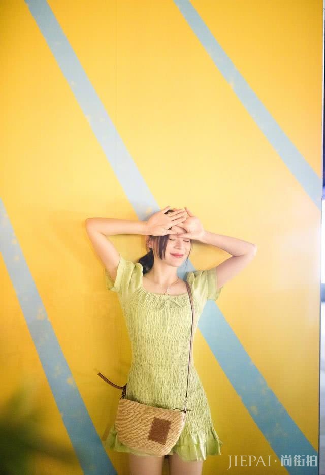 袁姗姗果绿短裙衬出曼妙好身材,与娜扎撞衫也照样赢