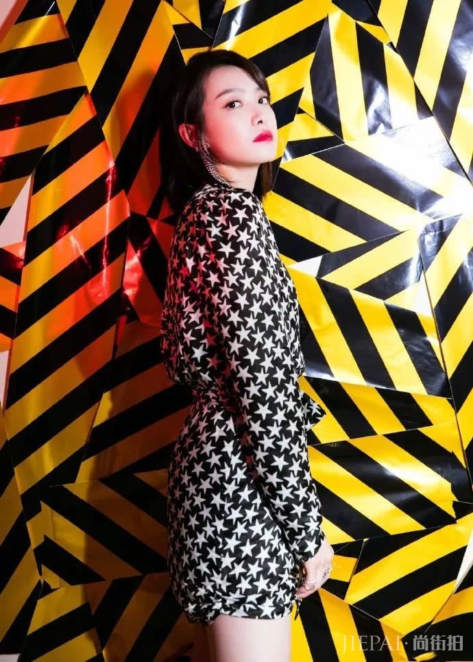 宋茜V领搭配超短裙,大红唇魅力满分