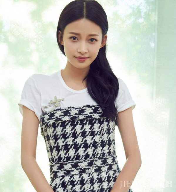 孙怡穿白色T恤搭配牛仔裙,青春十足