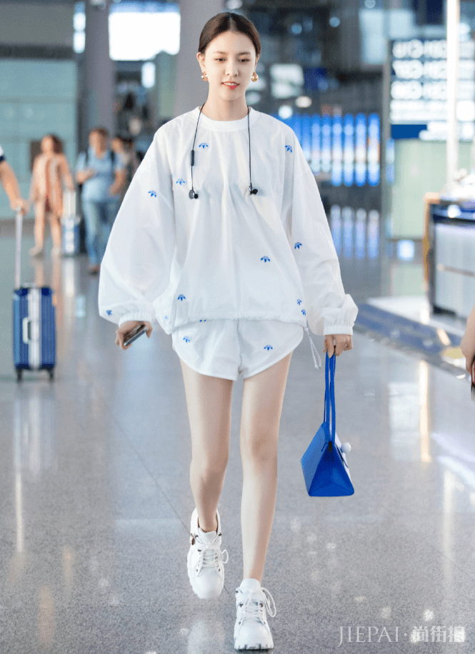 宋妍霏机场街拍，穿T恤搭裤子个性十足