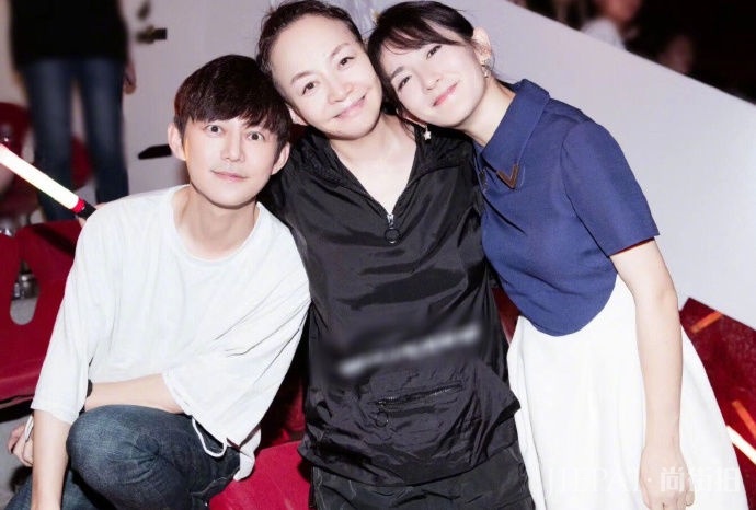 为力挺老公张杰谢娜也很拼了,两张照片无声胜有声,谣言不攻自破