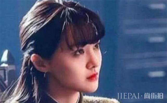 郑爽为何从不化“大浓妆”？看到她浓妆的样子，才懂什么叫女王