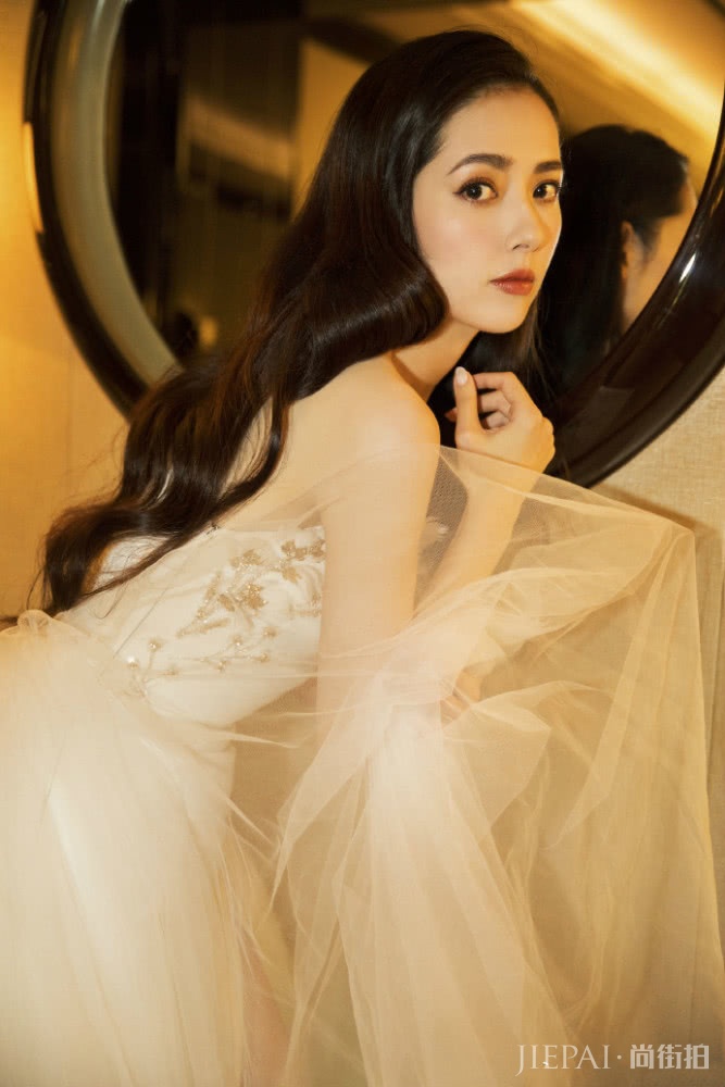 郭碧婷高开叉礼服出席活动,小露香肩知性有韵味,发量惊人