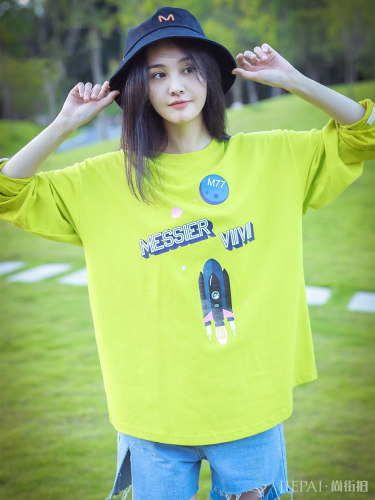 郑爽挑战牛油果绿,搭配黑色马丁靴,长腿超吸睛